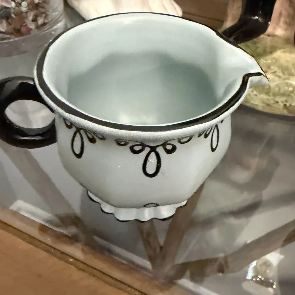 Chaleur vintage Elegant Blue and Black Creamer